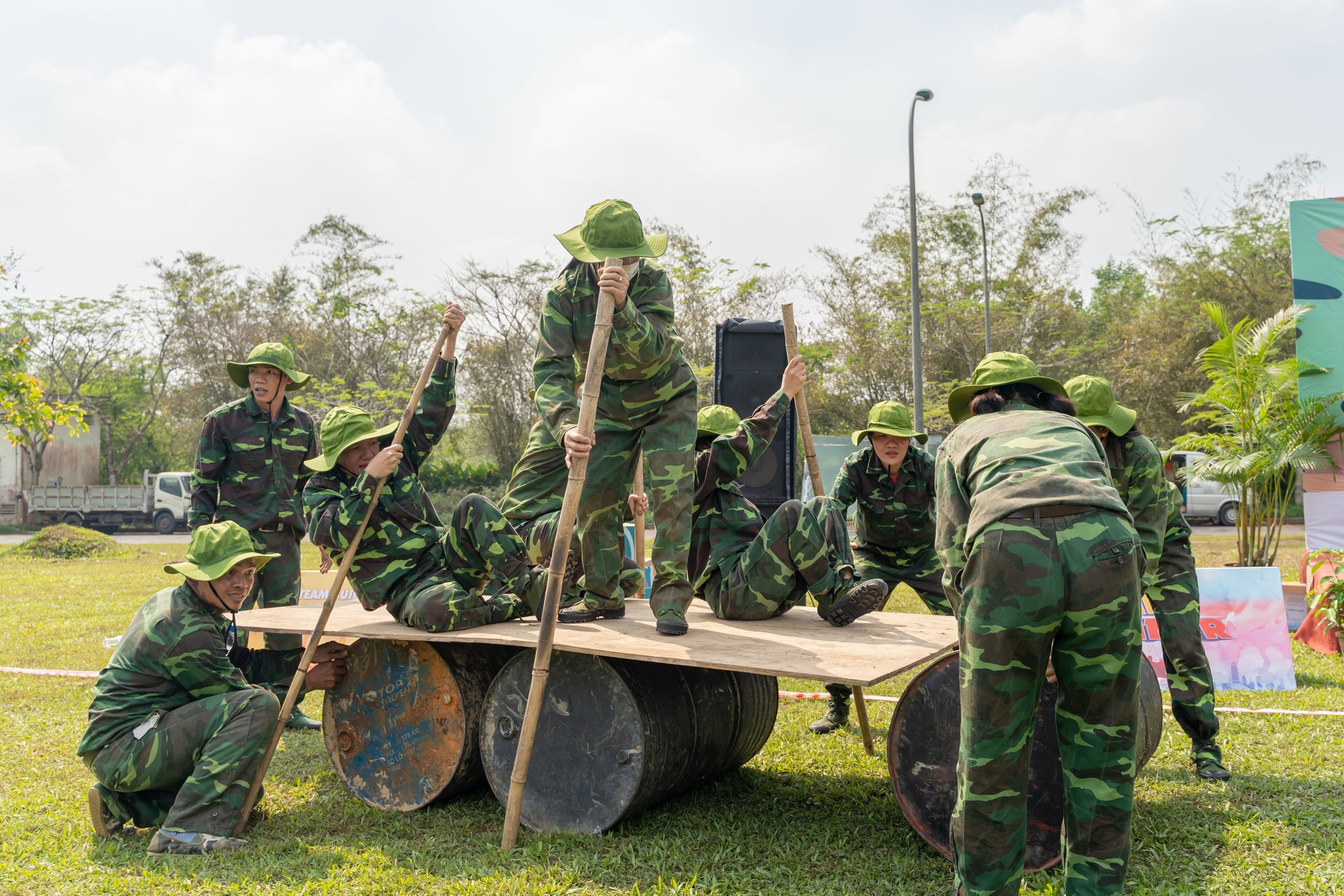 cho thuê thùng dầu cũ đạo cụ teambuilding giá rẻ tại bảo lộc