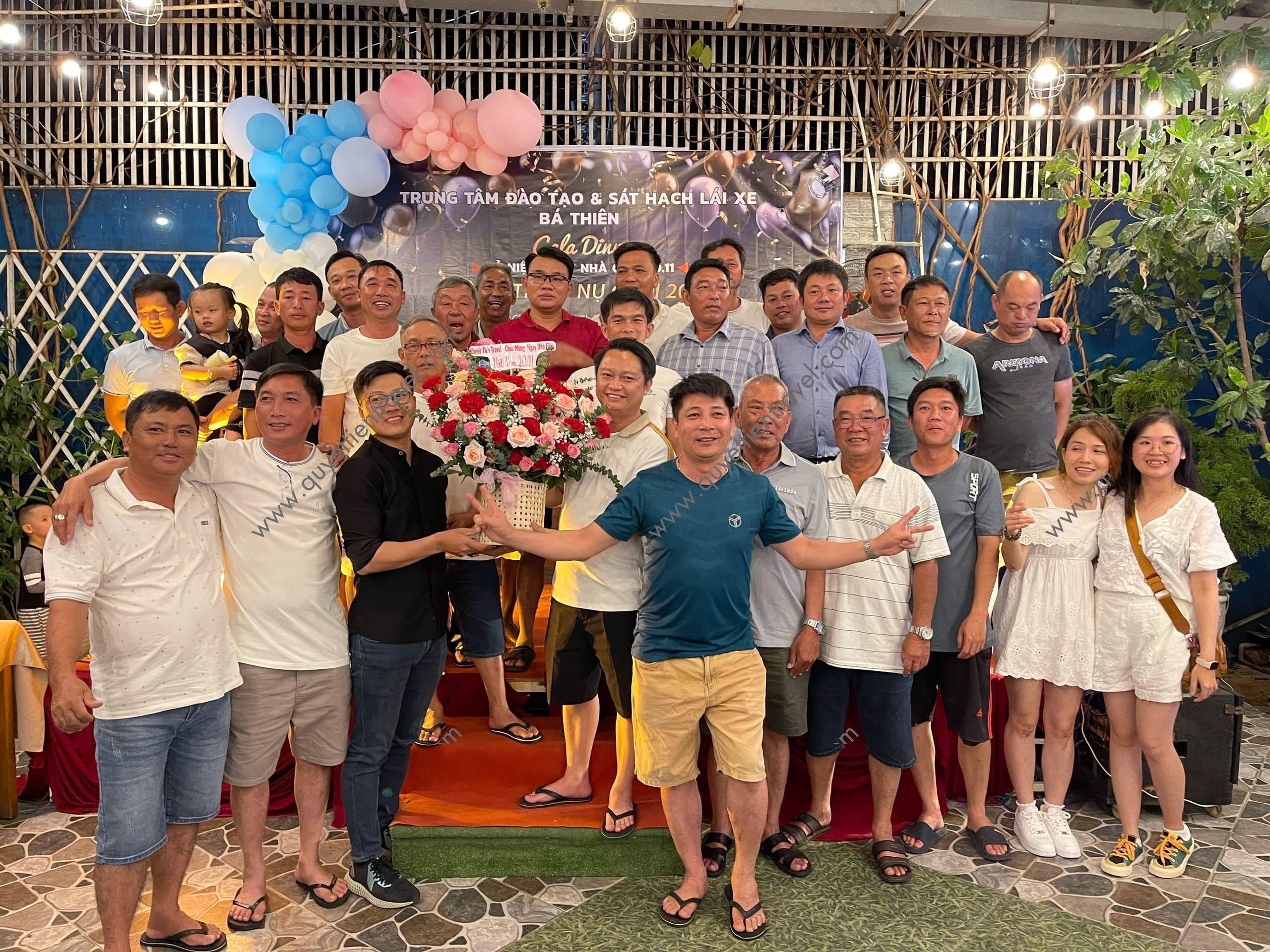 Giám Đốc Quyết Tiến Travel tặng hoa cho đoàn nhân ngày lễ 20.11