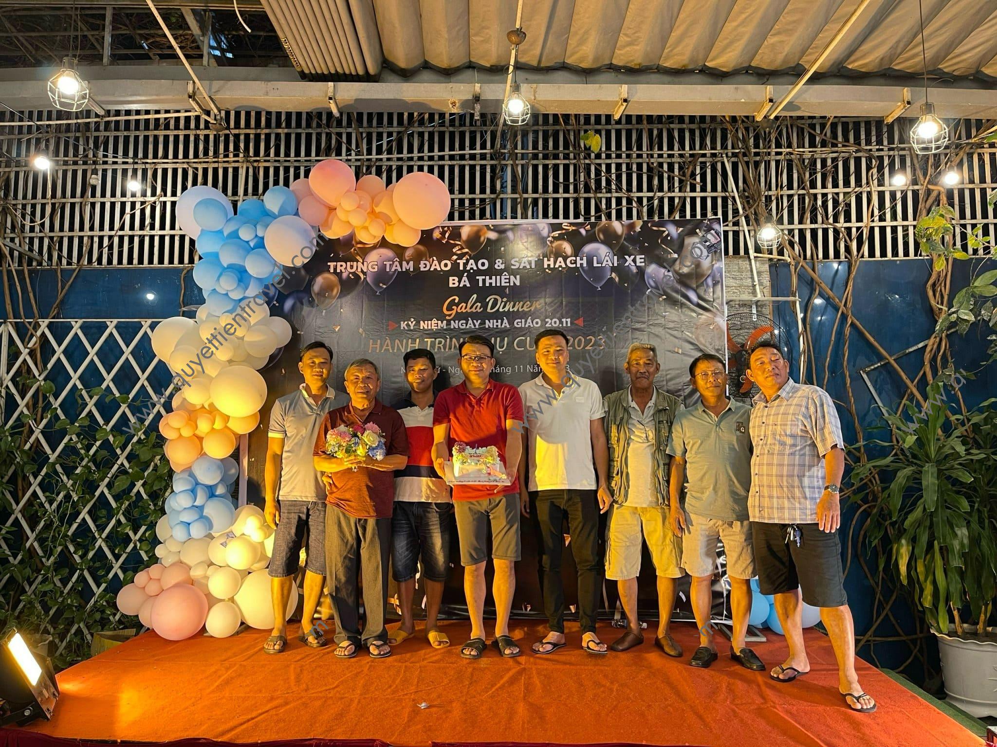Quyết Tiến Travel tổ chức sinh nhật cho khách hàng đi tour
