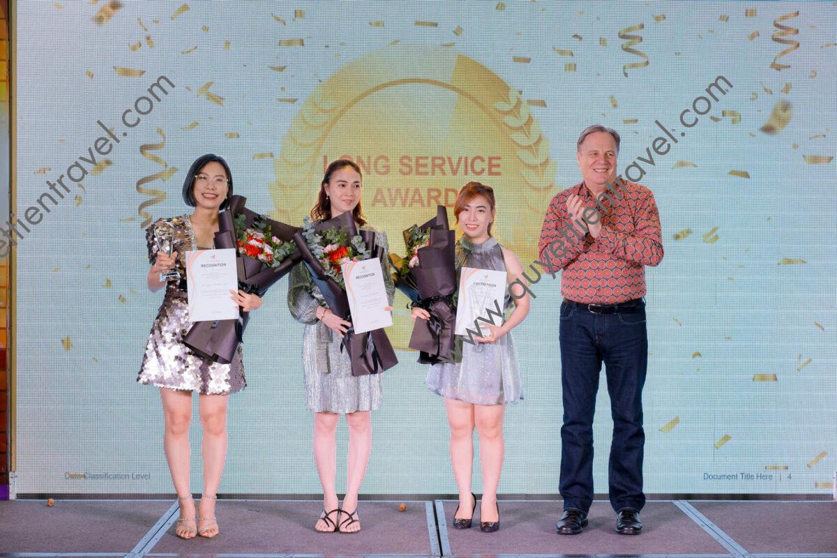 tiệc year end party Quyết Tiến Travel tổ chức event